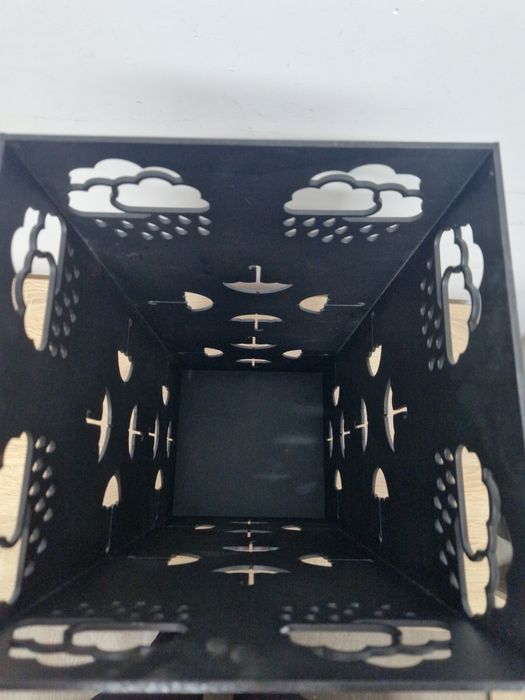 Модерен  чадърник - Здрава желязна конструкция, пространство спестяващ