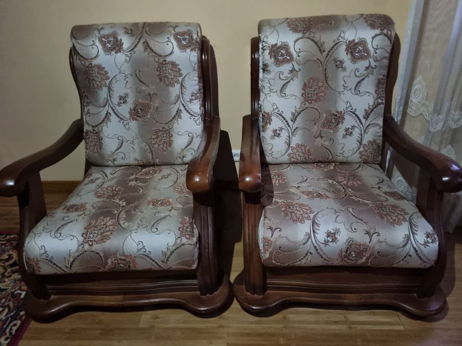 Продаю диван для гостинной в комплекте с креслами
