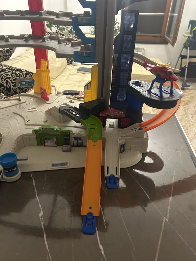Огромен гараж Hot Wheels