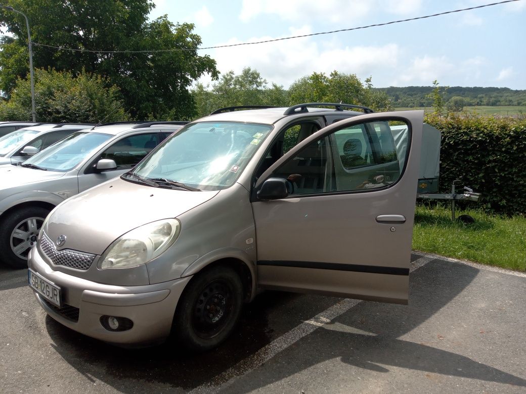 Vând TOYOTA Yaris Verso