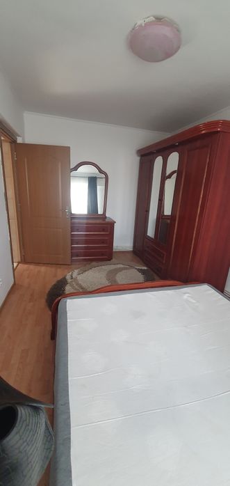 Persoana fizica închiriez apartament 2 camere Decomandat Centru-  Hala