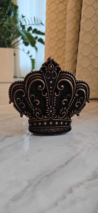 Масивна дървена корона.