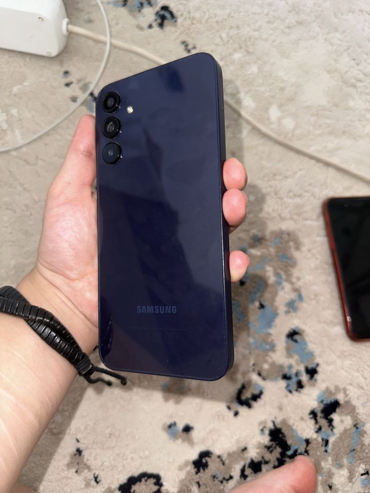 Galaxy A15 срочно проодаю в хорошем состоянии пямять хорошая в идеале