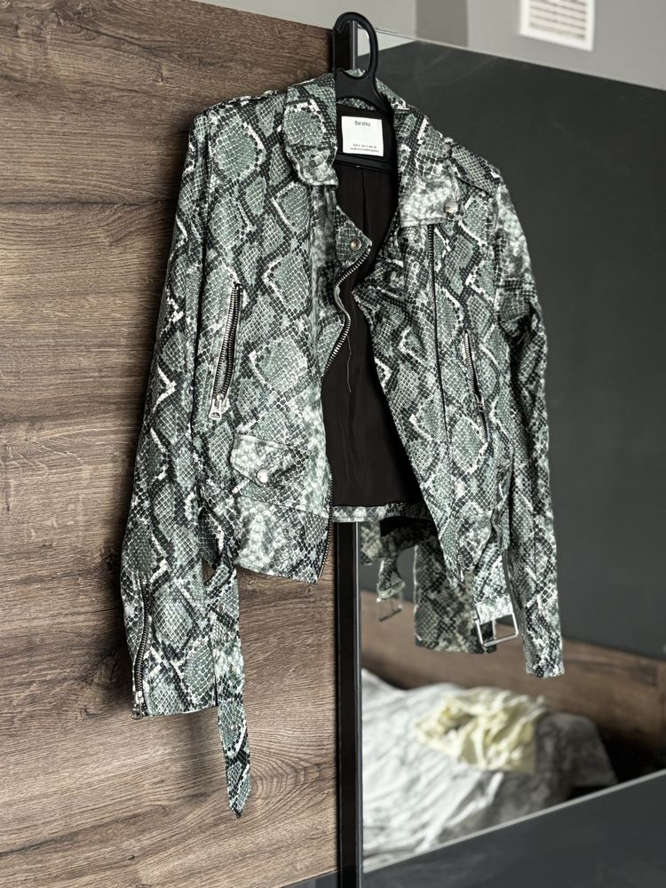 Дамско късо, змийско яке Bershka