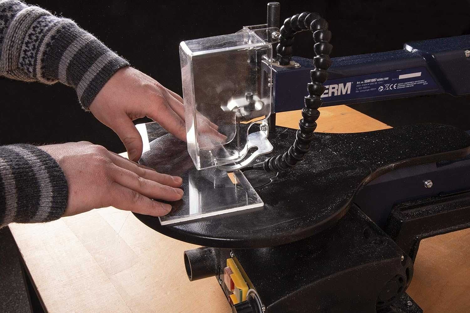 Ferăstrău FERM120W -comutator cu picior. Include lame și cheie