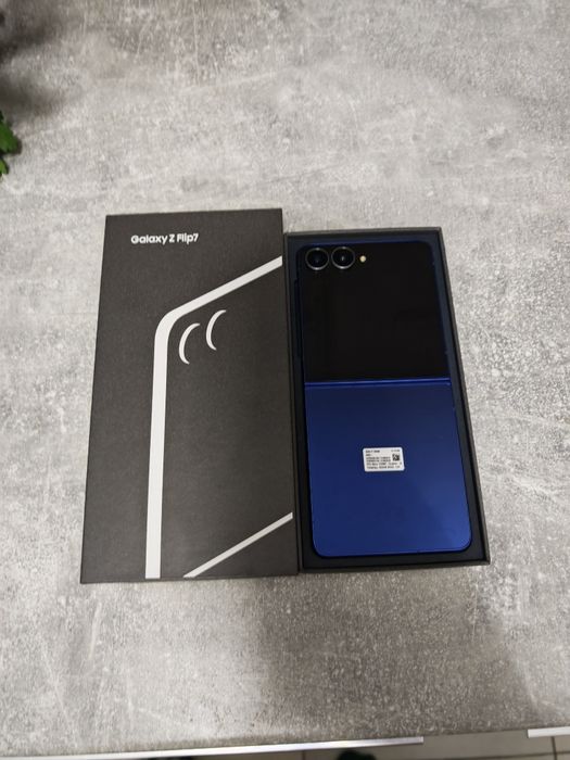 Vând sau schimb Samsung Z Flip 7 512GB Că Nou totul original liber ret
