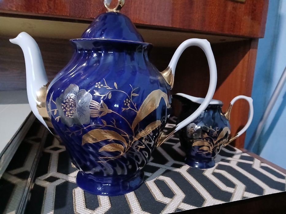 Vand acest set din cobalt email  placat cu aur