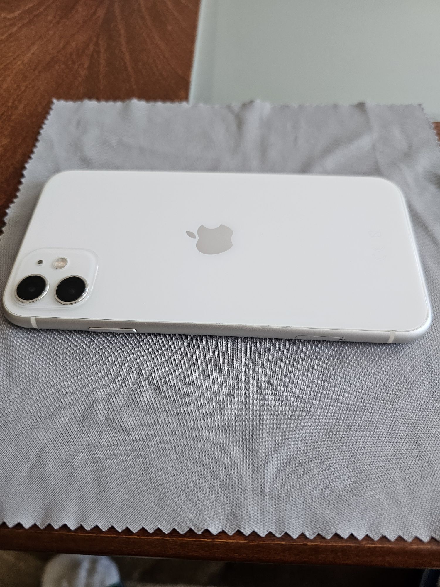IPhone 11 Бял Заключен!