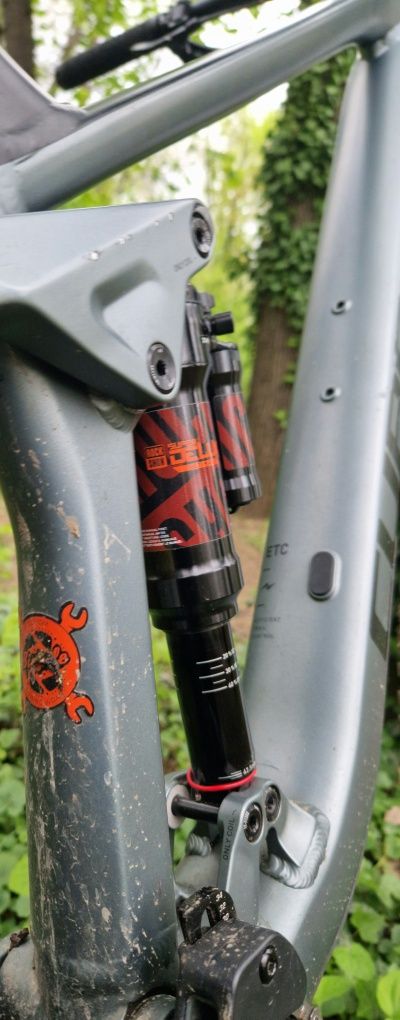 Vând shock/ amortizor Rockshox SuperDeluxe Ultimate cu stickers Custom