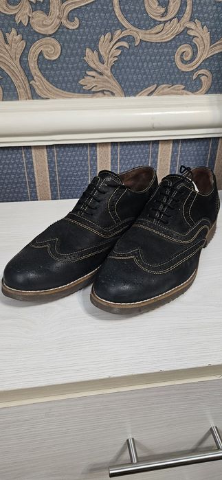 Oyoq kiyimlar sotiladi