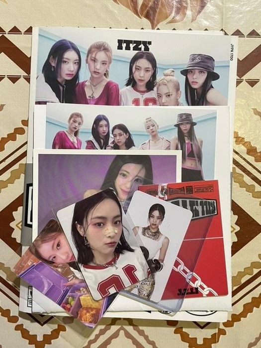 Продавам колекцията си от албуми на к-поп групи