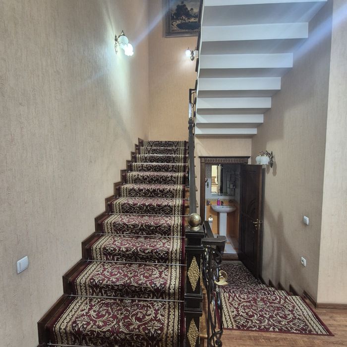 Шикарный просторный 2х этажный в центре (Бадамзар)