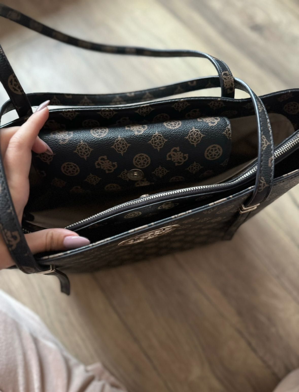 Чанта Guess кафява кожа
