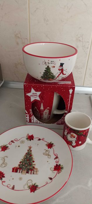 Порцеланови съдове с коледни мотиви