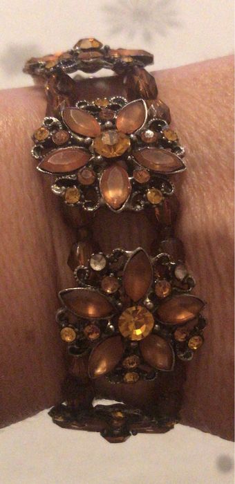 2 Seturi bijuterii, compuse din colier/bratara/cercei