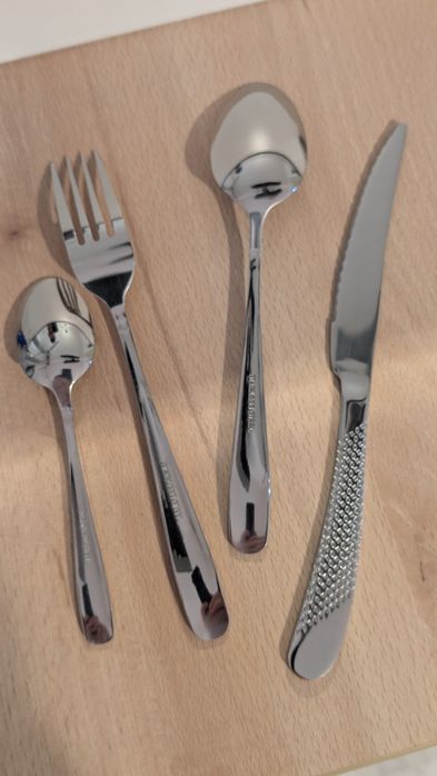 Set tacâmuri din inox aurite