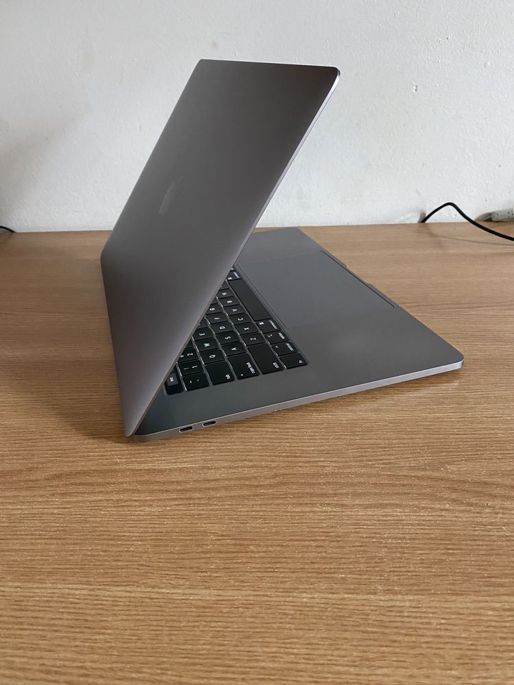 MacBook Pro 2019 Retina I9 16GB RAM 15 inch