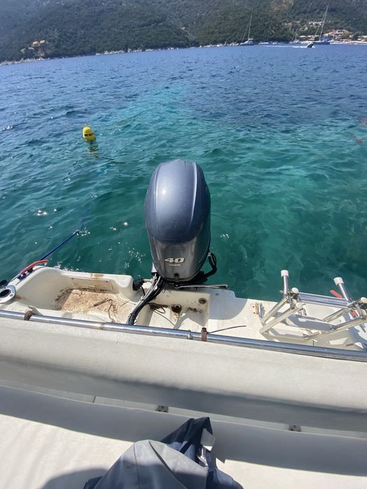 Barca cu motor si peridoc