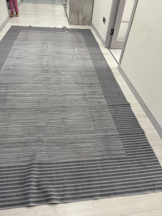 ковер серый.