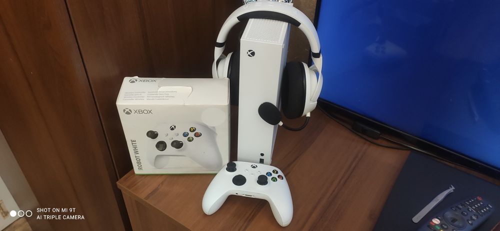 Xbox series s 512 гб в отличном состоянии .