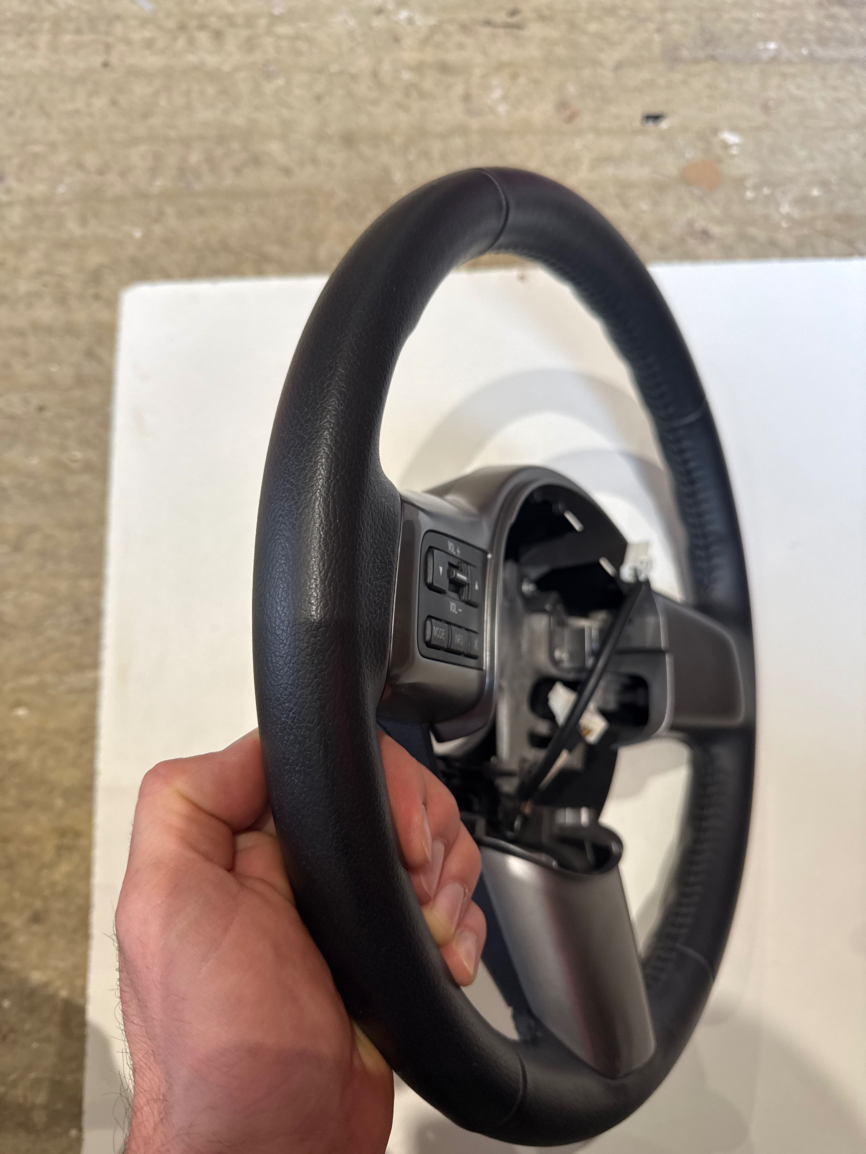 Mazda 2 кожен волан Мазда 2