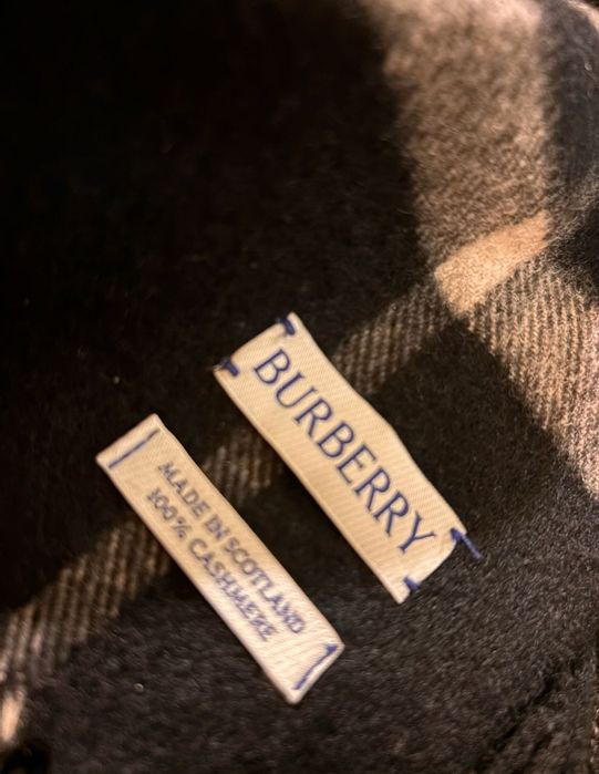 Шал на Burberry с кутия и документи