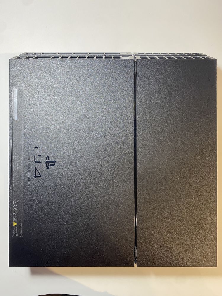 Sony Ps4 1 джойстик + подарък  4 игри