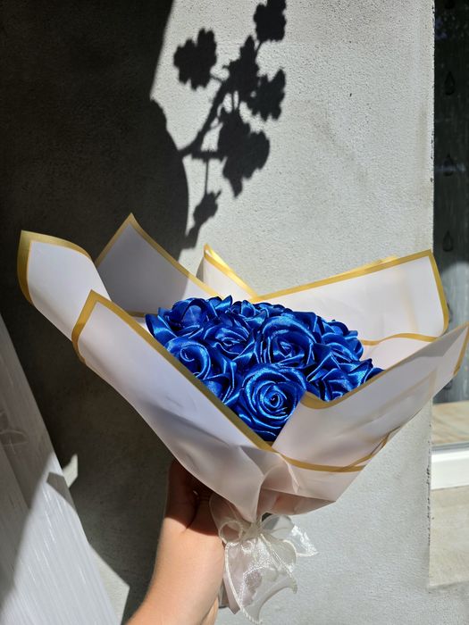 Vând buchet de trandafiri realizați din satin