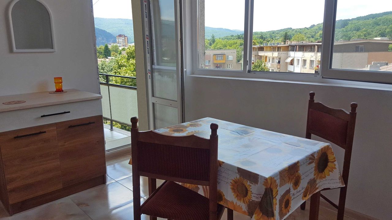 Дава се под наем Едностаен апартамент в Перник, Център - 55 кв.м за 280.5 € - Снимка #11