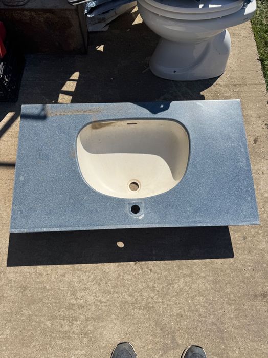 Chiuvete bucătărie și baie,plita pe gaz,suporți prosop,Aspirator