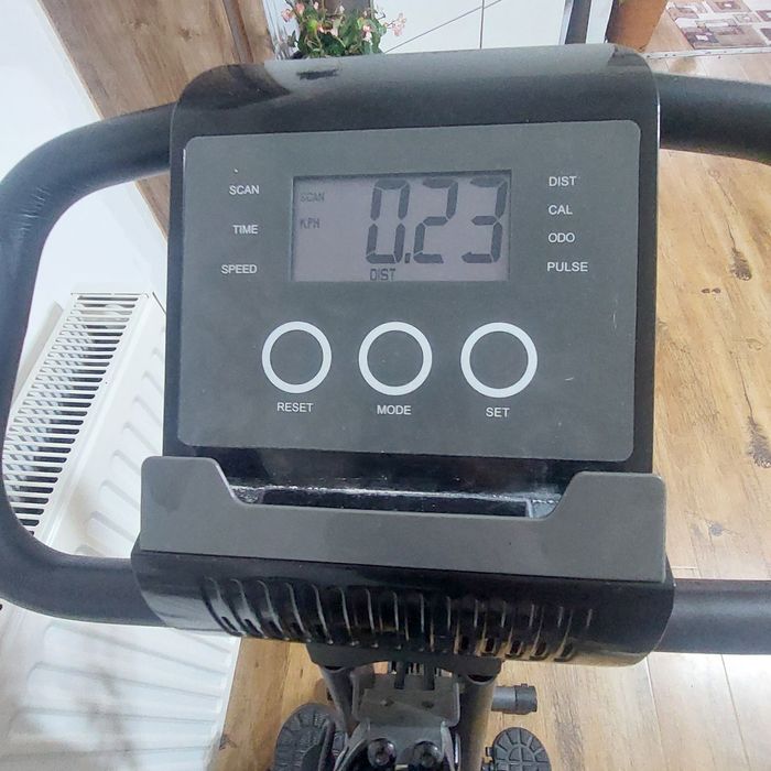 Vând bicicleta de facut sport și scaun de birou