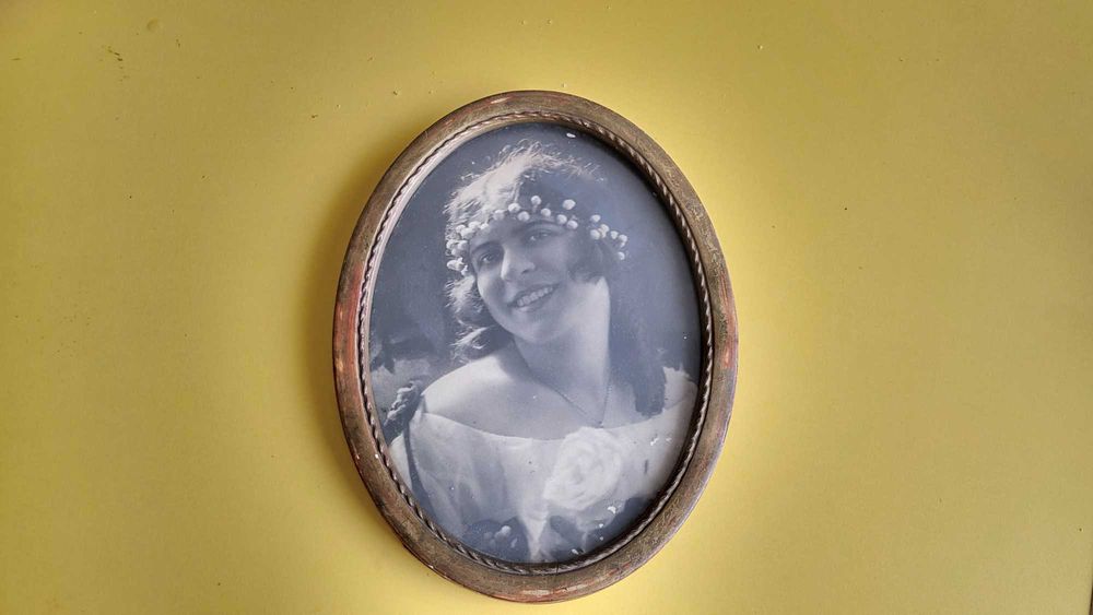 Fotografie interbelica in rama ovala