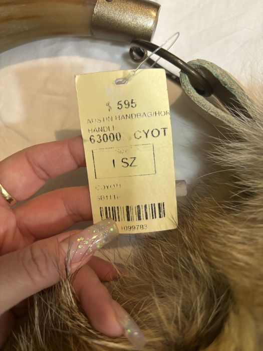 Geanta OVERLAND blana naturala de coiot , maner din corn autentic