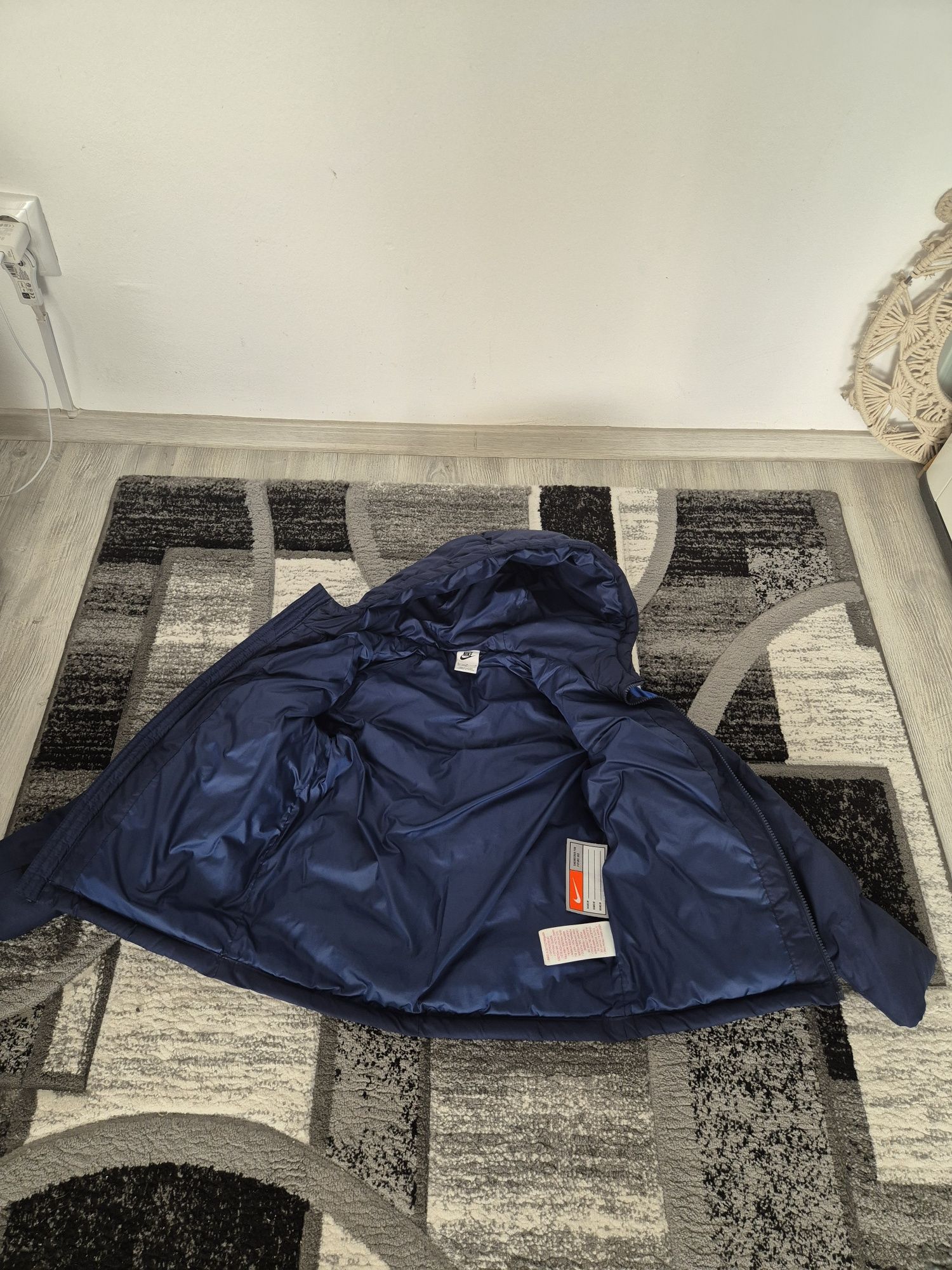 Geaca nike mărime 137-147 cm în stare foarte bună culoare albastra