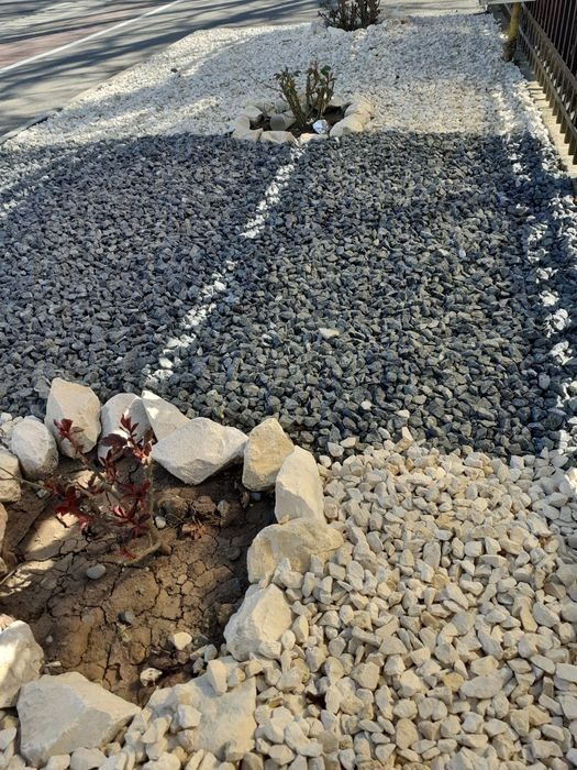 Piatra decorativa pentru gradina granit roșu gri calcar alb gălbui