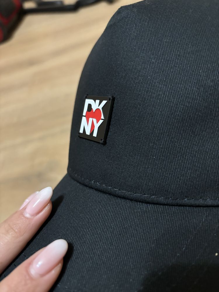 дамска шапка Dkny