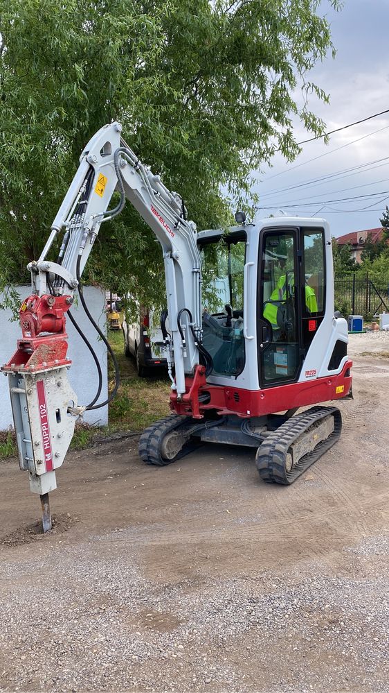 Execut lucrări cu miniexcavator și basculanta cu macara