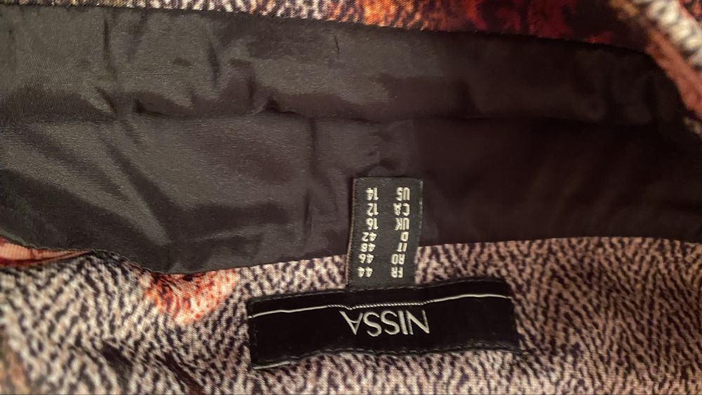 Fusta eleganta cu flori de la  Nissa