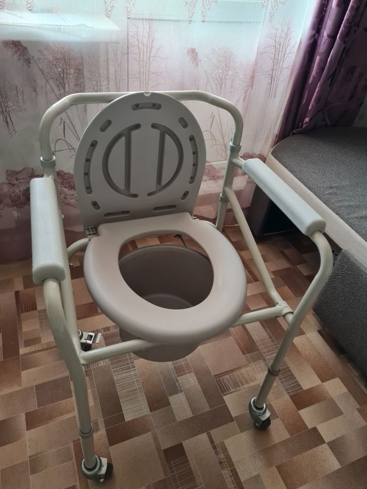 Санитарное кресло на колесиках