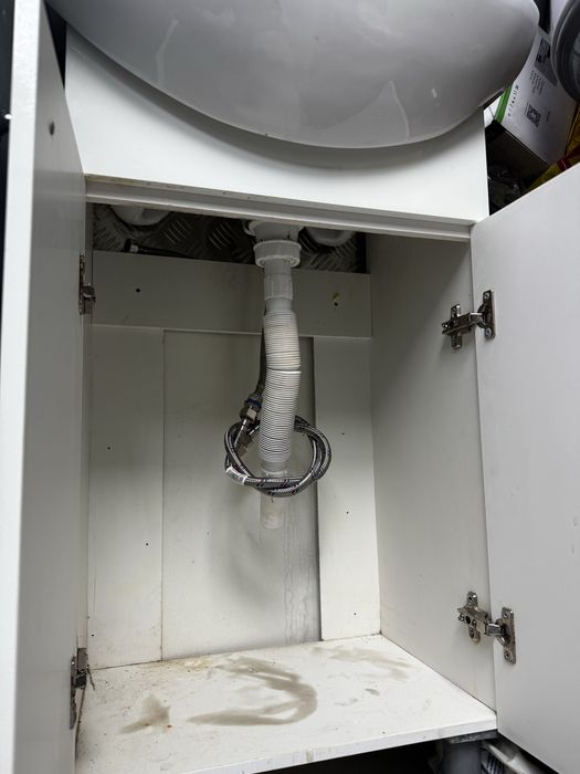 Шкаф с мивка,Батерия+меки връзки за вода.