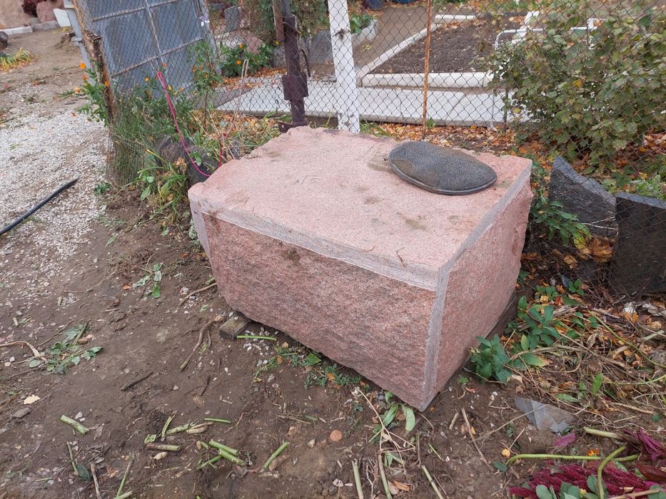 Продам блоки гранитный кордай вишня , пила новая по камню 1000 мм.