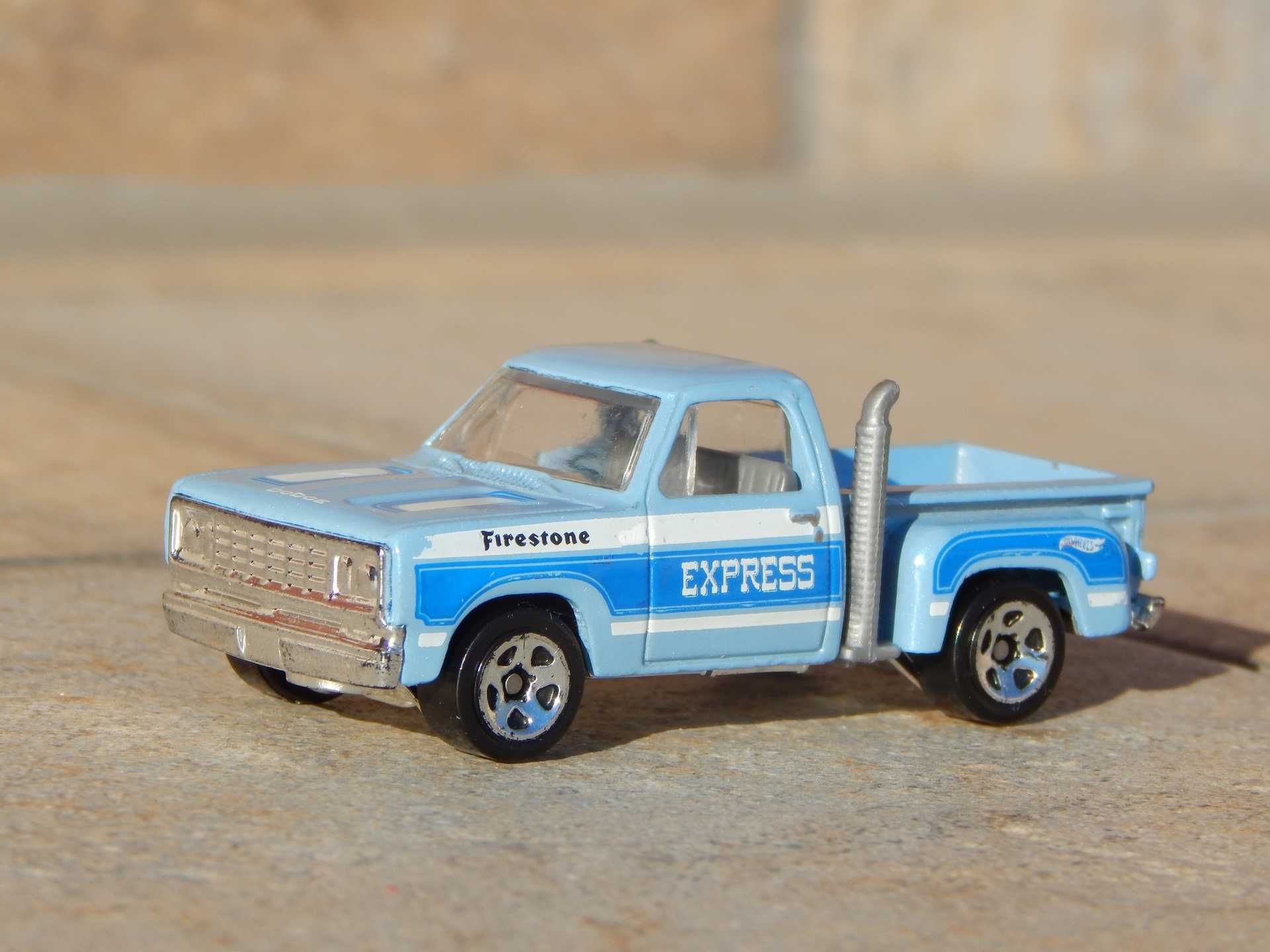 Macheta camioneta Dodge D100 Custom Pickup 1978 Hot Wheels sc 1:64