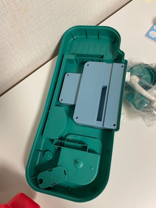 Кухня със светещи котлони, пара и мивка с течаща вода