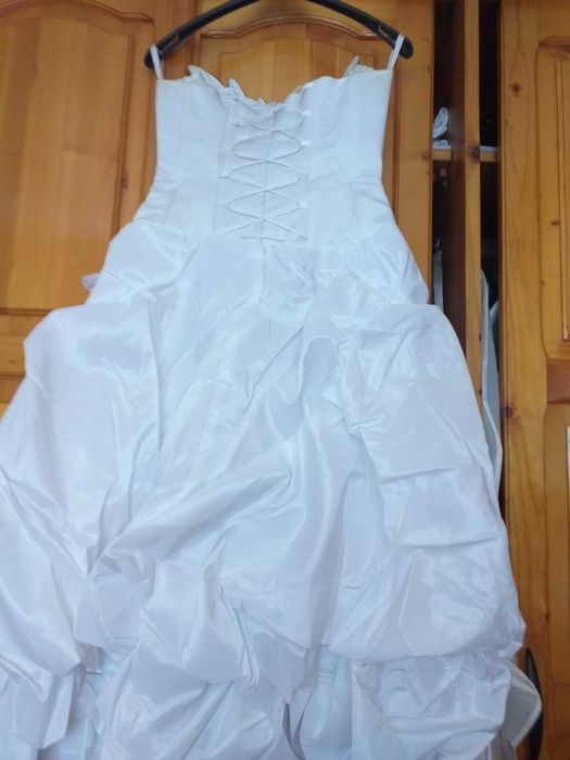 Vand rochie de mireasa, 500 lei, negociabil.