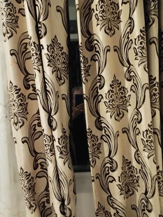 Vând avantajos 2 seturi draperii (4 draperii)mătase