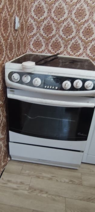 Продам электроплита на запчасти  5000