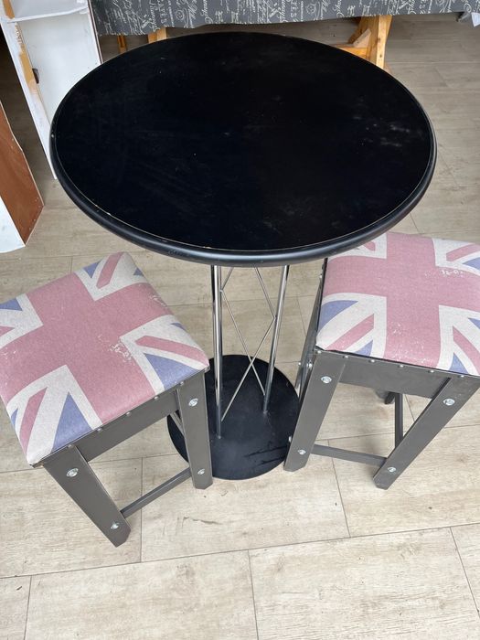 Masa cu scaune tip bar