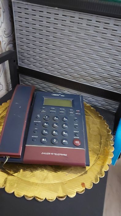 Продам домашние стационарные телефоны и "вайфай роутер  для раздачи си
