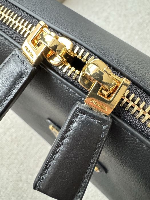 Чанта prada естествена кожа