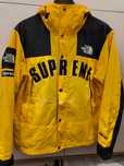 Продавам яке Supreme The North Face Arc Logo Mountain Parka